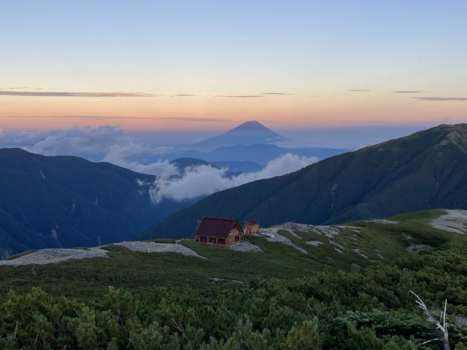 山小屋と南アルプスの景色