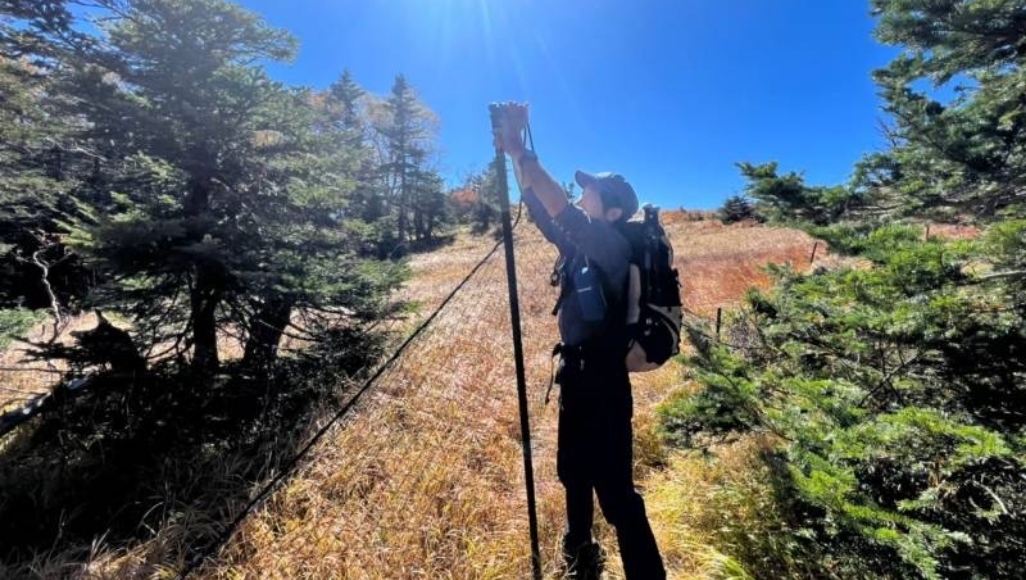 山で写真を撮る人